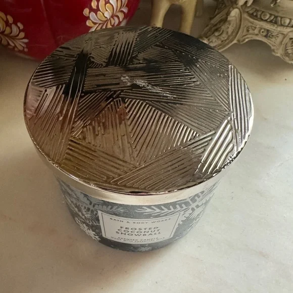 Bath & Body Works Frosted Coconut Snowball 3-Wick Candle (2020) – NEW - Picture 2 of 5